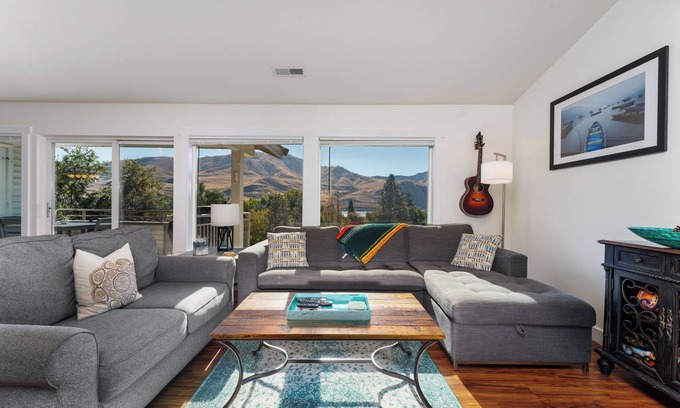 Chelan Condominio | Park Pointe B302- Community Pool and Hot Tub!