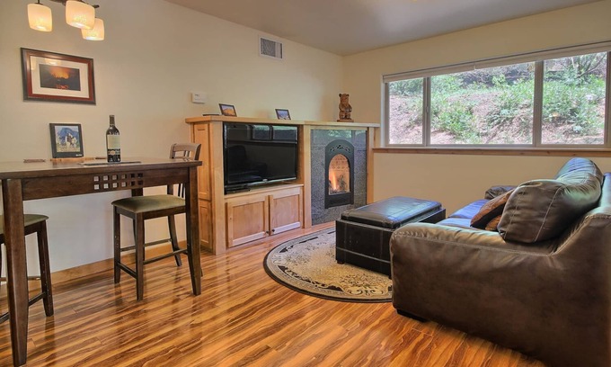 Yosemite West Apartamento | Hermoso Apartamento En el interior del Parque Puertas - A / C y WiFi