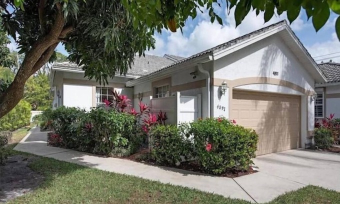 Park Shore Villa | Park Shore Naples 3 bed 2.5 bath Villa near beach!