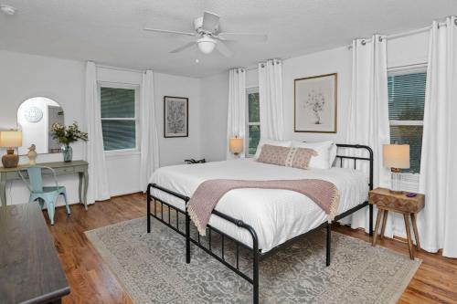 Earlewood Casa | Park St Haven 4BR with Patio