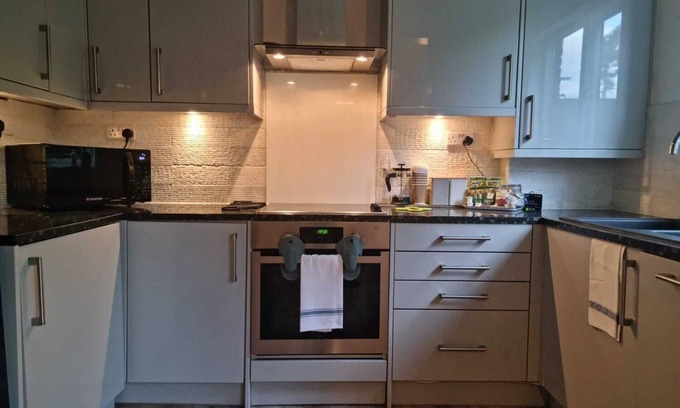 Salfords Apartamento | Park View Garden Apartment