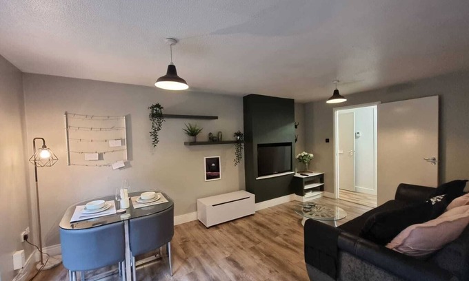 Salfords Apartamento | De Lujo-Vista al Jardín-Apartamento-Baño con bañera-2 bed 1 bath apartment