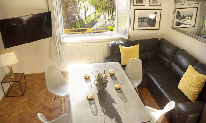 Vysehrad Condominio | Park view/Netflix/Balcony/Coffee/Breakfast/Board Games/Books