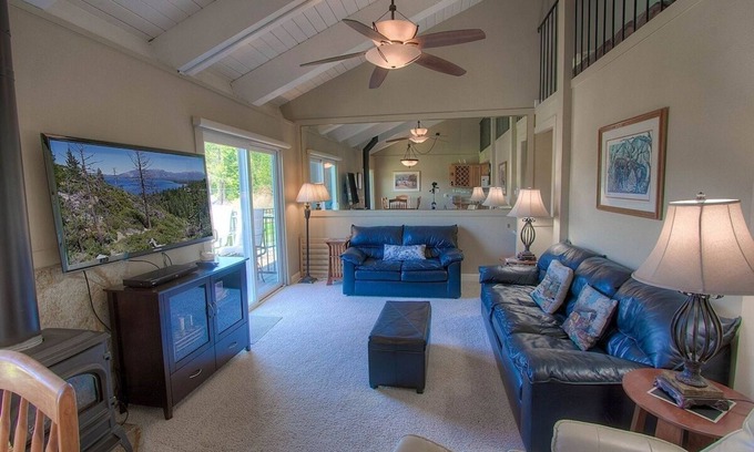 Lake Forest Condominio | Park View Paradise 3 Bedroom Condo by RedAwning