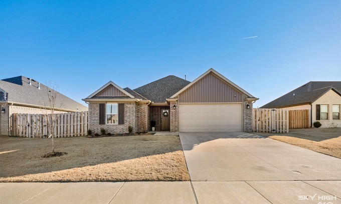 Lowell Casa | Park View Place: Central To All NWA