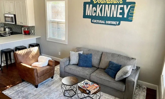 McKinney Casa | Park View Serenity, walk downtown, across park