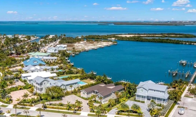 Key West Casa | Parking, Pool & Dock - Mastway House