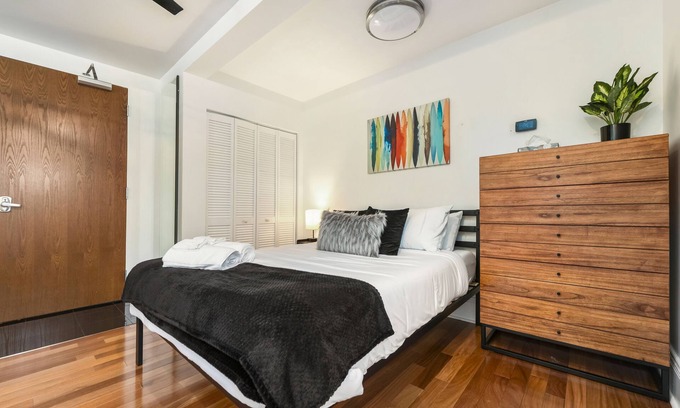 Bloomfield Apartamento | Parking~West Penn~Queen Bed~Elevator~Central Location~ 10 Min to DT~ Wifi