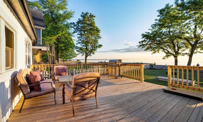 Sylvan Beach Casa | "Park-Slice of Heaven"-Sleeps 7!