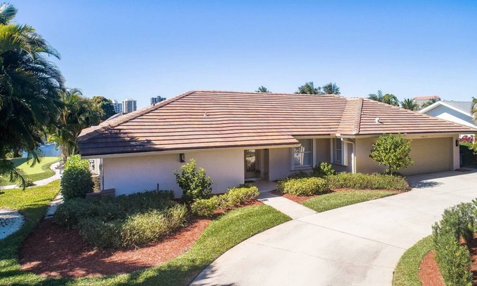 Park Shore Casa | Parkshore Lakefront Pool HomeWalk to Beach & Waterside Shops