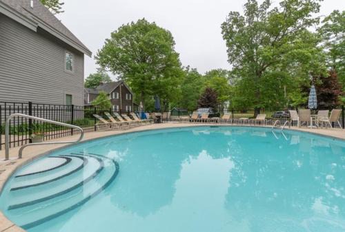 South Haven Casa | Parkshores 4 - community pool & steps to Lake MIchigan beaches!