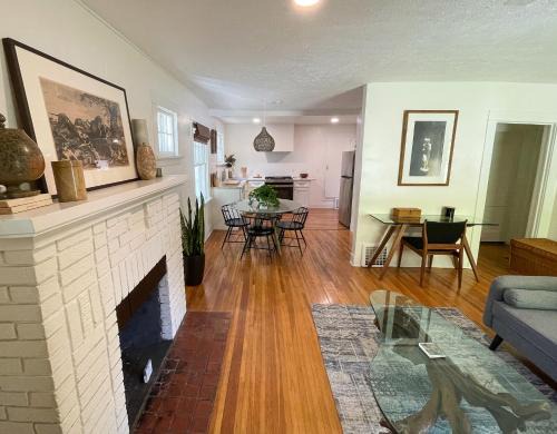 Manito Casa | Parkside Bungalow steps away from Manito Park
