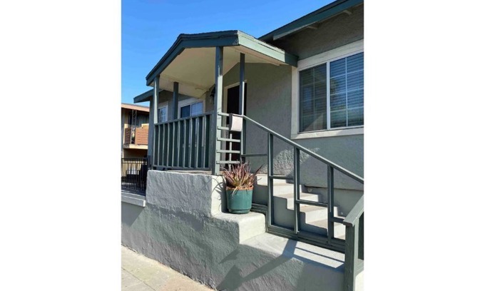 Willmore Casa | Parkside Golden Ave Bungalow, Steps from Downtown