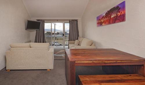Jindabyne Casa | Parkwood 6 - 2BR Split Lvl Apartment l Spa Bath l BBQ l Central Location