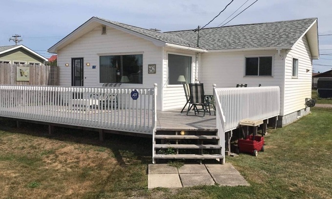 Pointe-du-Chene Casa | Parlee Beach Cottage for Rent. 3 Min Walk to Beach