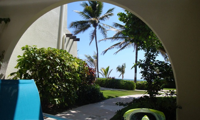 West Bay Condominio | 37 pasos para el océano! Tranquilo, con vista al mar, playa sin multitudes