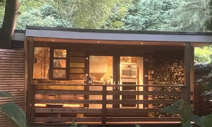 Exmouth Cabina | Parry’s hideaway, cosy little cabin by the stream, listening to the birds.