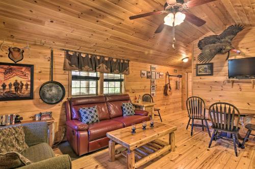 St George Casa | Parsons Semper Fi Cabin with Fire Pit!