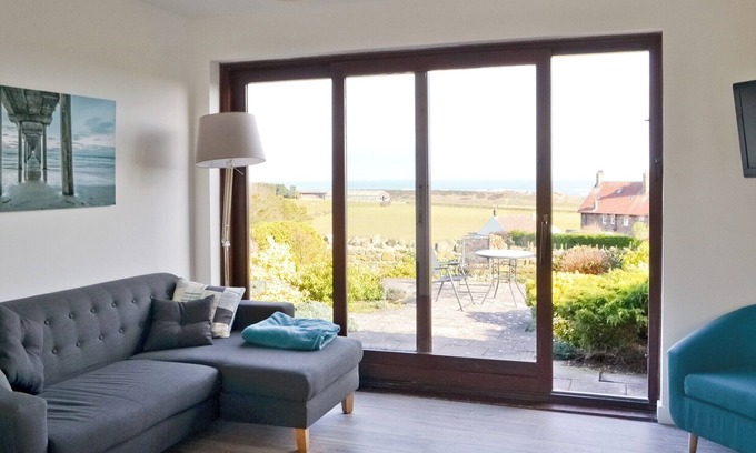 Embleton Cabaña | Part of a small terrace of bungalows with uninterrupted views towards the sea.