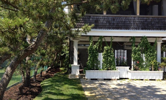 Admiral Estates Condominio | Part of the Columns by the Sea Condominiums, this separate 2 story cottage offers the views, sea breezes and convenience of beachfront accommodations.