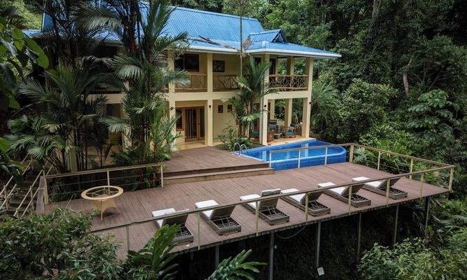 Portalón Casa | Vista parcial al mar, piscina privada Villa rodeada de selva y cascadas