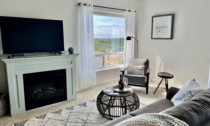 Westport Condominio | Partial ocean view ~ Saltwater Heated Pool ~ Hot Tub ~ King Bed!
