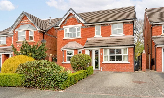 Kirkby Casa | Partridge Rise | Near Aintree | Sleeps 9