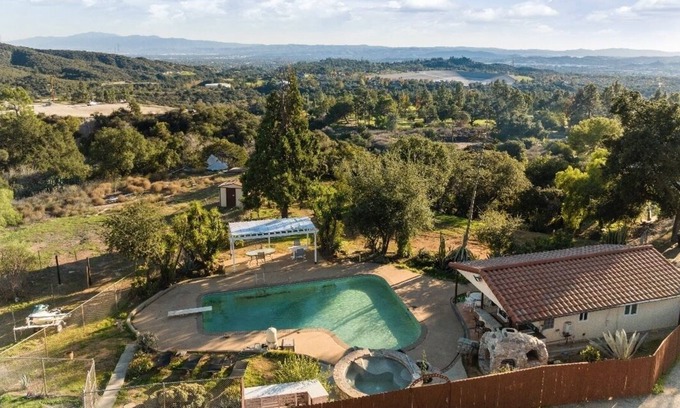 Los Angeles County Casa | Party pool house with mountain view