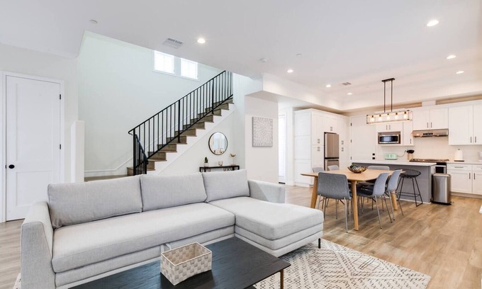 Pasadena Casa | Pasadena Home- Walking Dist. to Rose Bowl Parade