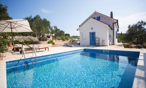 Loviste Casa | Pasika