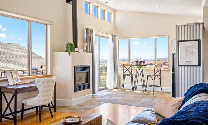 Paso Robles Condominio | ¡Despierta con hermosas vistas de viñedos y puestas de sol por la noche!