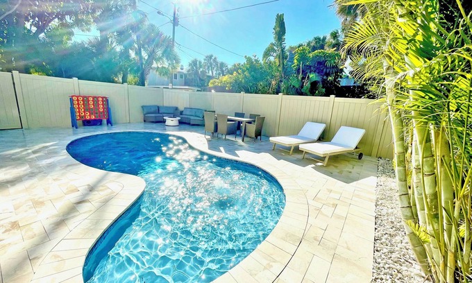 Pass-a-Grille Casa | Pass-A-Grille Luxury Pool Sleeps 10