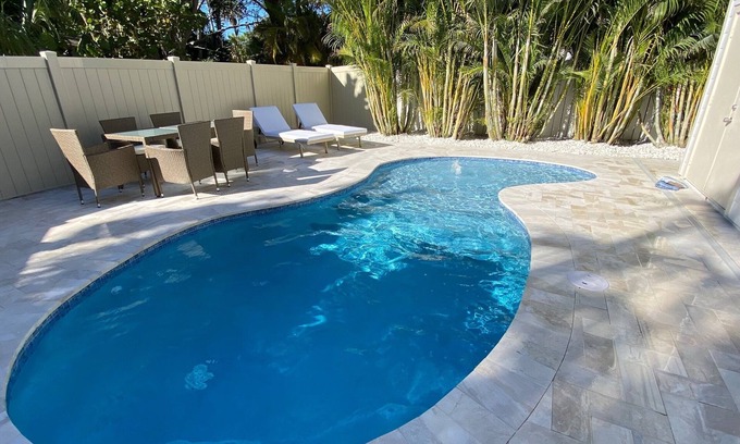 Pass-a-Grille Casa | Pass-A-Grille Luxury Pool Sleeps 10