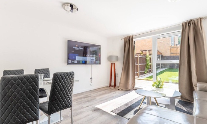 Charlton Casa | Pass the Keys | 2 Bedroom House | Free Parking | Near Charlton Stn