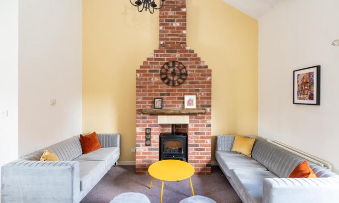 York Casa | Pass the Keys 20 Hazelnut Grove Spacious Contemporary 2-Bed House in York
