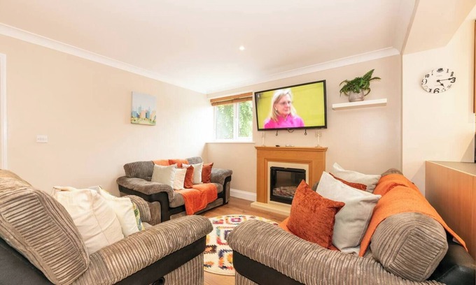 Burnt Oak Casa | Pass the Keys | Spacious 3-bedroom Greater London + Free Parking