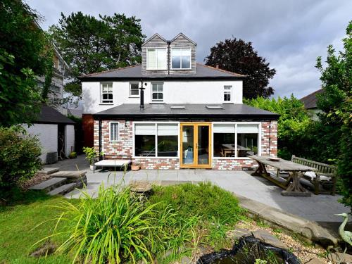 Radyr and Morganstown Casa | Pass the Keys 4-Bedroom Retreat in Radyr wLush Gardens Parking