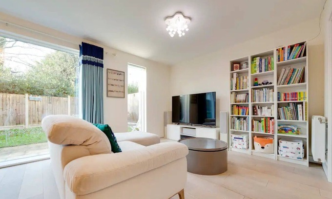 Trumpington Casa | Pass the Keys | 53 Austin Drive · Modern Townhouse near Addenbrookes | Own Parking