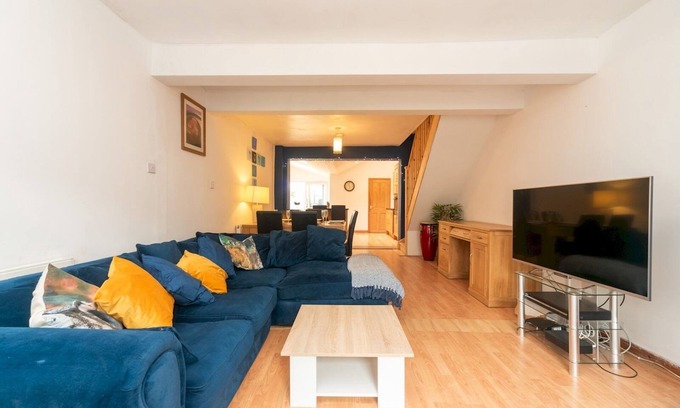 St. Mark's Casa | Pass the Keys | A Bright Spacious Home With Free Parking