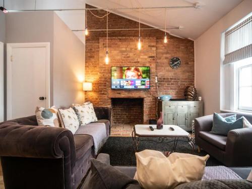 Holland Park Apartamento | Pass the Keys A Vibrant Characterful Mews House with Air Con