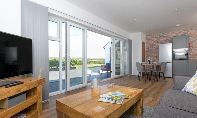 Rhosgoch Casa | Pass the Keys Adorable 1 bedroom Country Cottage couplessingles