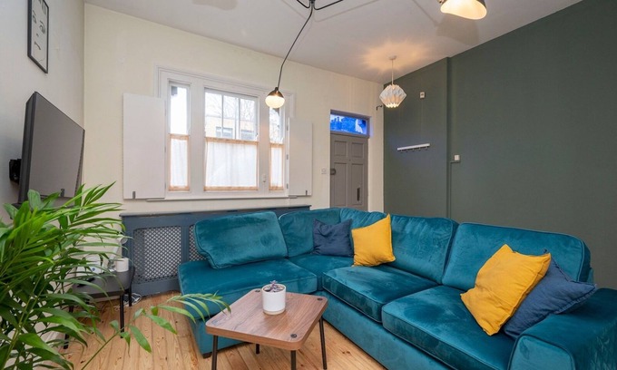 Hackney Casa | Pass the Keys | Airy 1850s Coach House with Private Balcony
