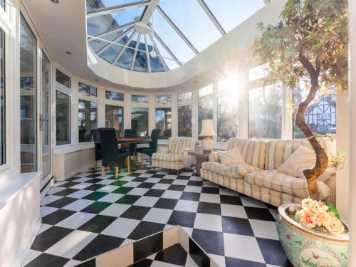 Ferndown Casa | Pass the Keys Amazing Spacious HomeGolf Course