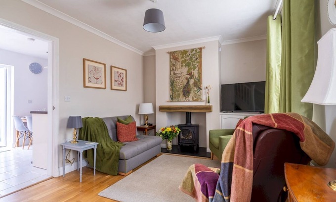 Montpellier Casa | Pass the Keys | Bath Road Retreat 2 bedrooms with garden