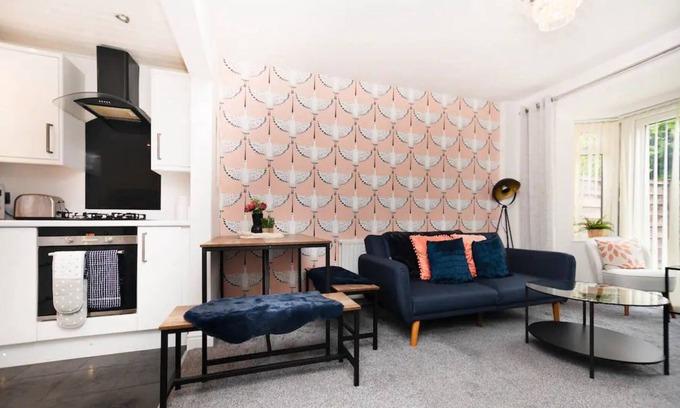 Broadheath Casa | Pass the Keys | Beautifully refurbished house close to Airport