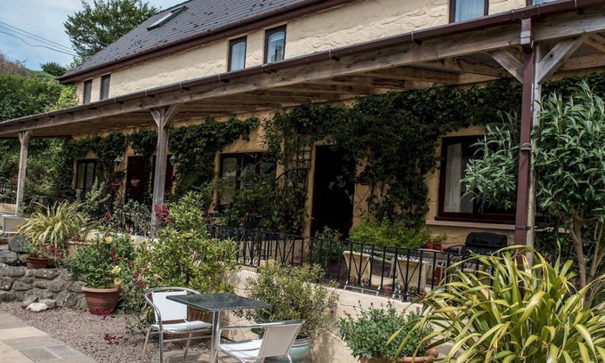 Tremain Casa | Pass the Keys | Beautiful Cottage - Perfect for Al Fresco Dining