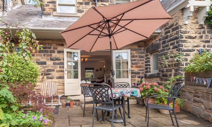 Adel Casa | Pass the Keys | Breathtaking view Family home Leeds
