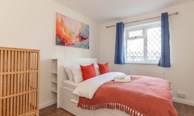 Abbey Wood Casa | Pass the Keys | Bright & Spacious 4BR House | Elizabeth Line