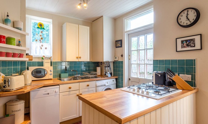 Askew Apartamento | Pass the Keys | Bright & Stylish Garden Flat in Trendy West London