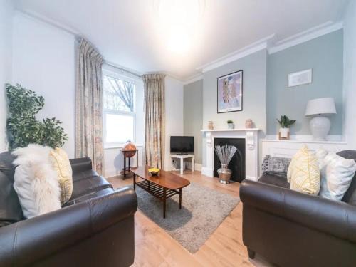 Latchmere Casa | Pass the Keys Characterful Victorian Home Near Central London
